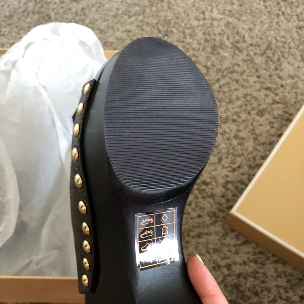 Platforms - Picture 2 of 2